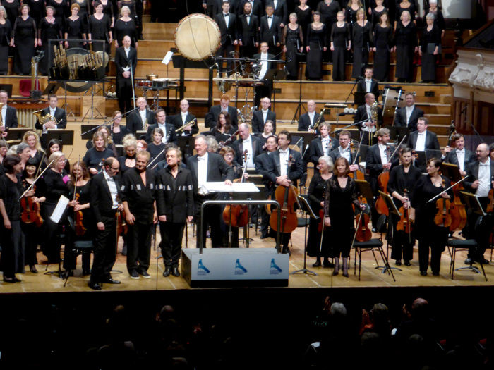 JB und Reinhard Flatischler bei der Welturaufführung ihrer Orchestersuite in Auckland Townhall